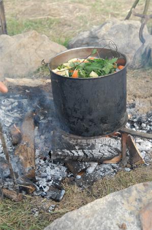 Veillée trappeurs au Pays des traces, cuisson de la soupe.